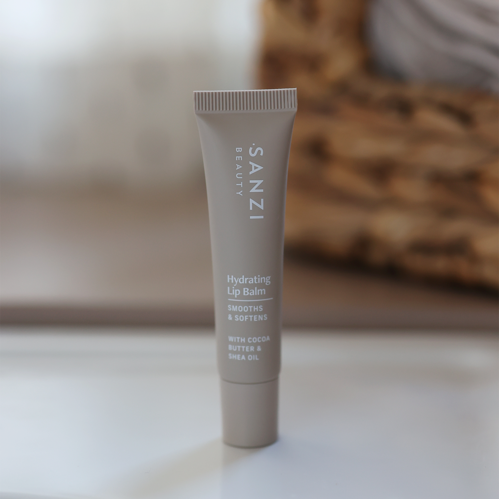 Sanzi Beauty drėkinantis lūpų balzamas su kokosų aliejumi ir sviestmedžiu – intensyviai maitina, minkština lūpas ir suteikia joms sveiką spindesį.